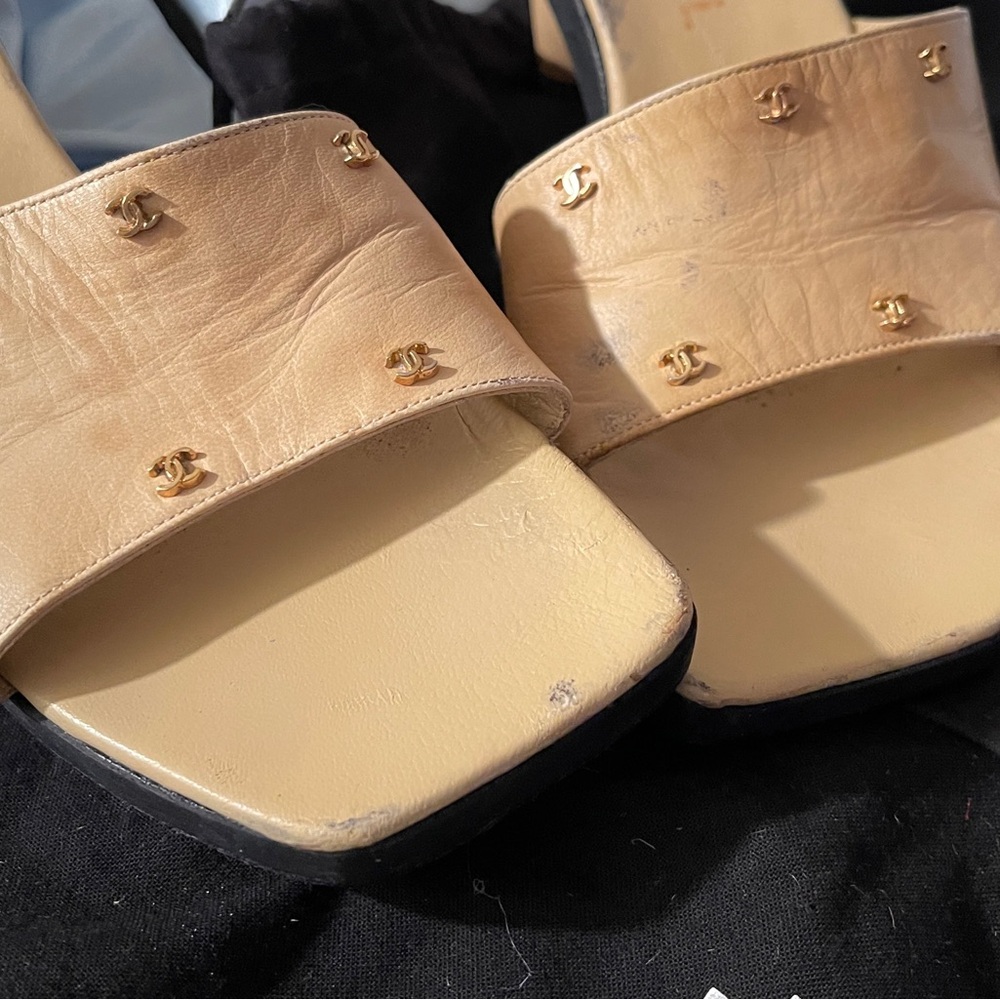 *RARE* CHANEL Beige Leather Slide Sandals with Gold CC Studs - Picture 2 of 9